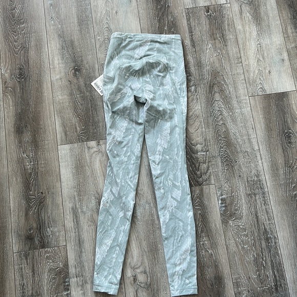 BNWT Lululemon Swift Speed HR Tight 28”, size 2 - Picture 2 of 4